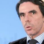 Aznar apoya a las víctimas para que ETA no se beneficie del juego democrático.
