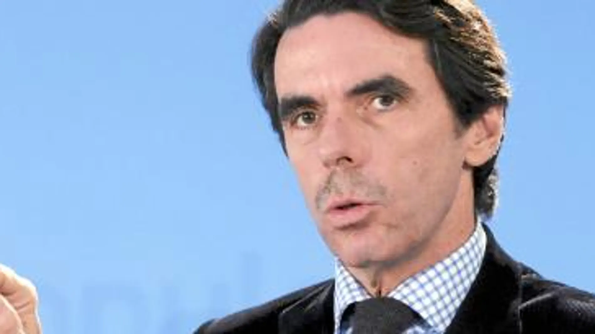 Aznar apoya a las víctimas para que ETA no se beneficie del juego democrático.