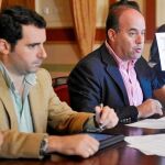 El alcalde de Antequera, Manuel Barón (dcha.), junto al edil de Urbanismo, ayer en una rueda de prensa en la ciudad malagueña