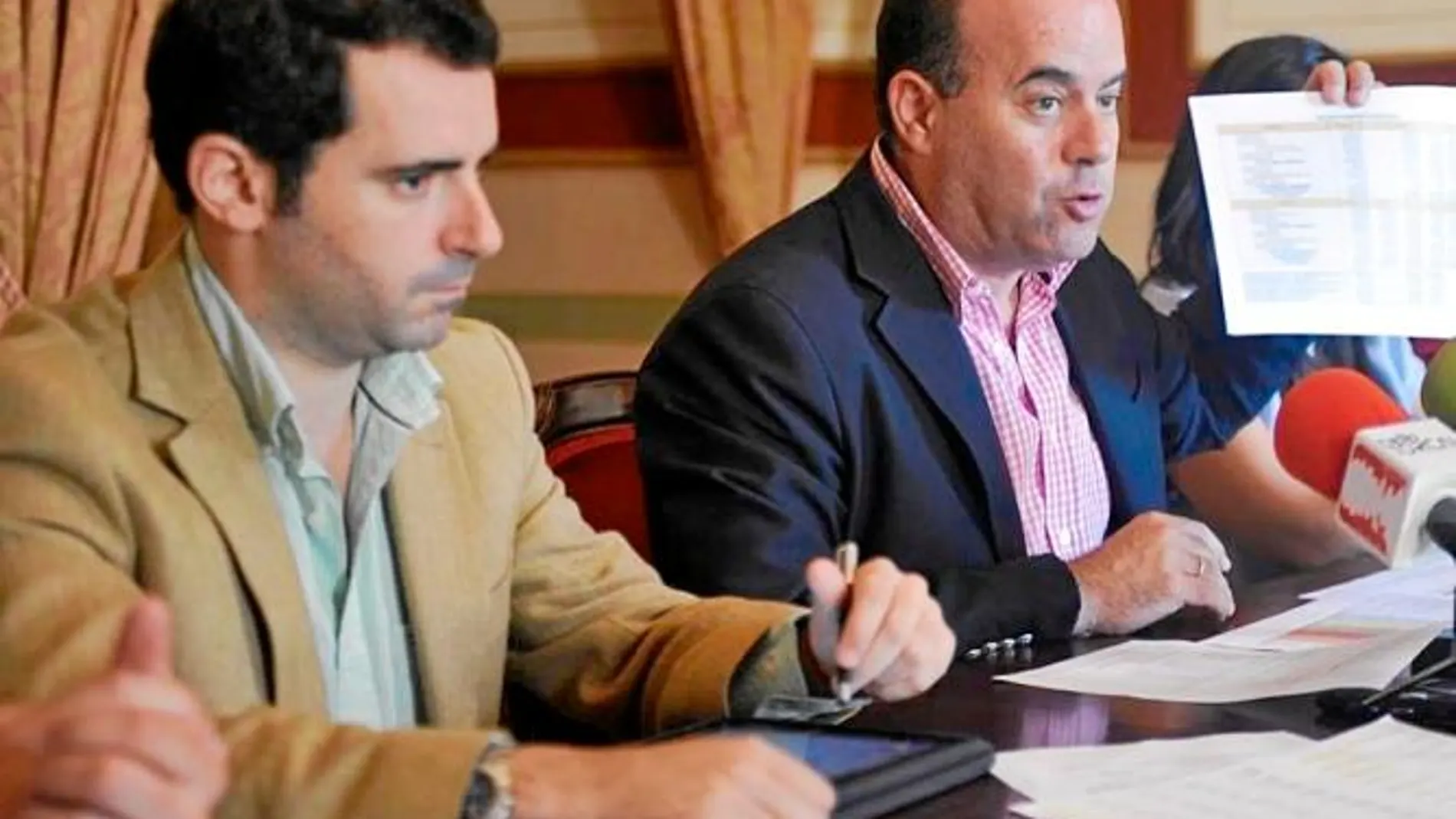 El alcalde de Antequera, Manuel Barón (dcha.), junto al edil de Urbanismo, ayer en una rueda de prensa en la ciudad malagueña