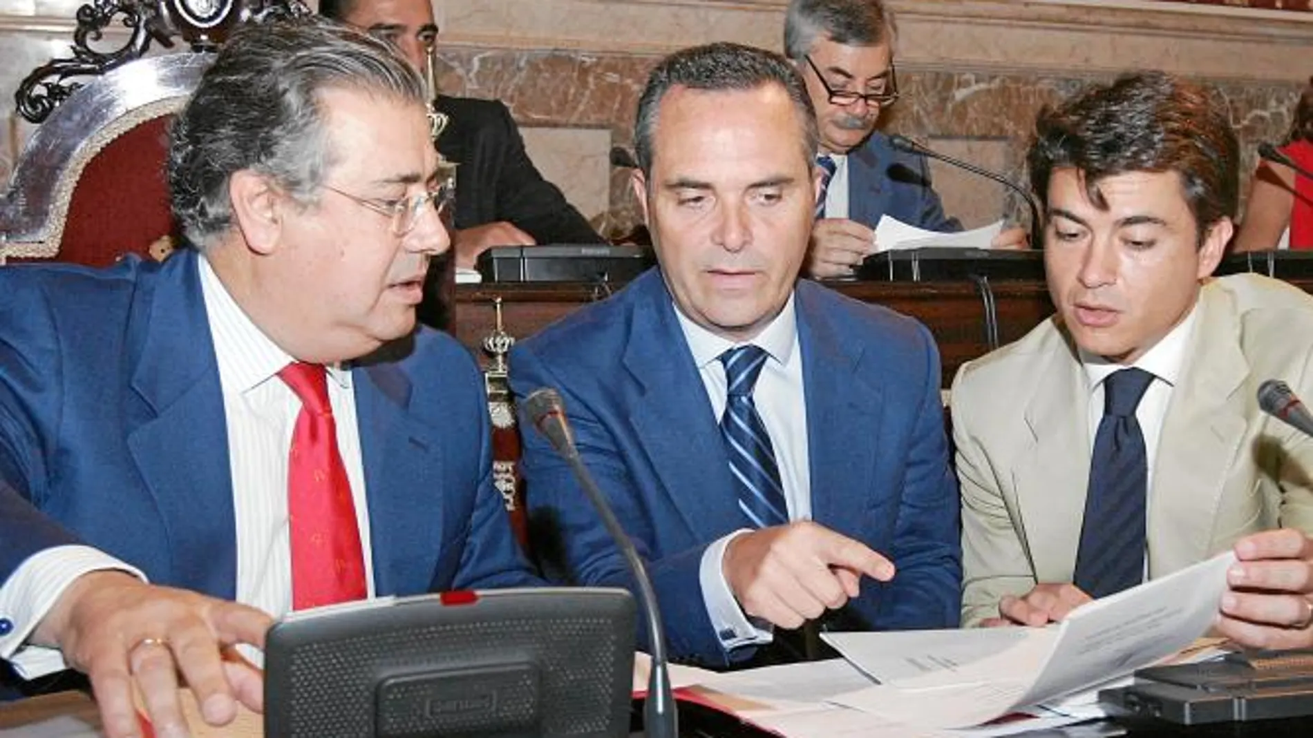Juan Ignacio Zoido, Juan Bueno y Beltrán Pérez, en el Pleno