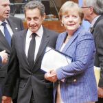 Merkel y Sarkozy saben que la quiebra de Grecia provocaría un «tsunami» financiero