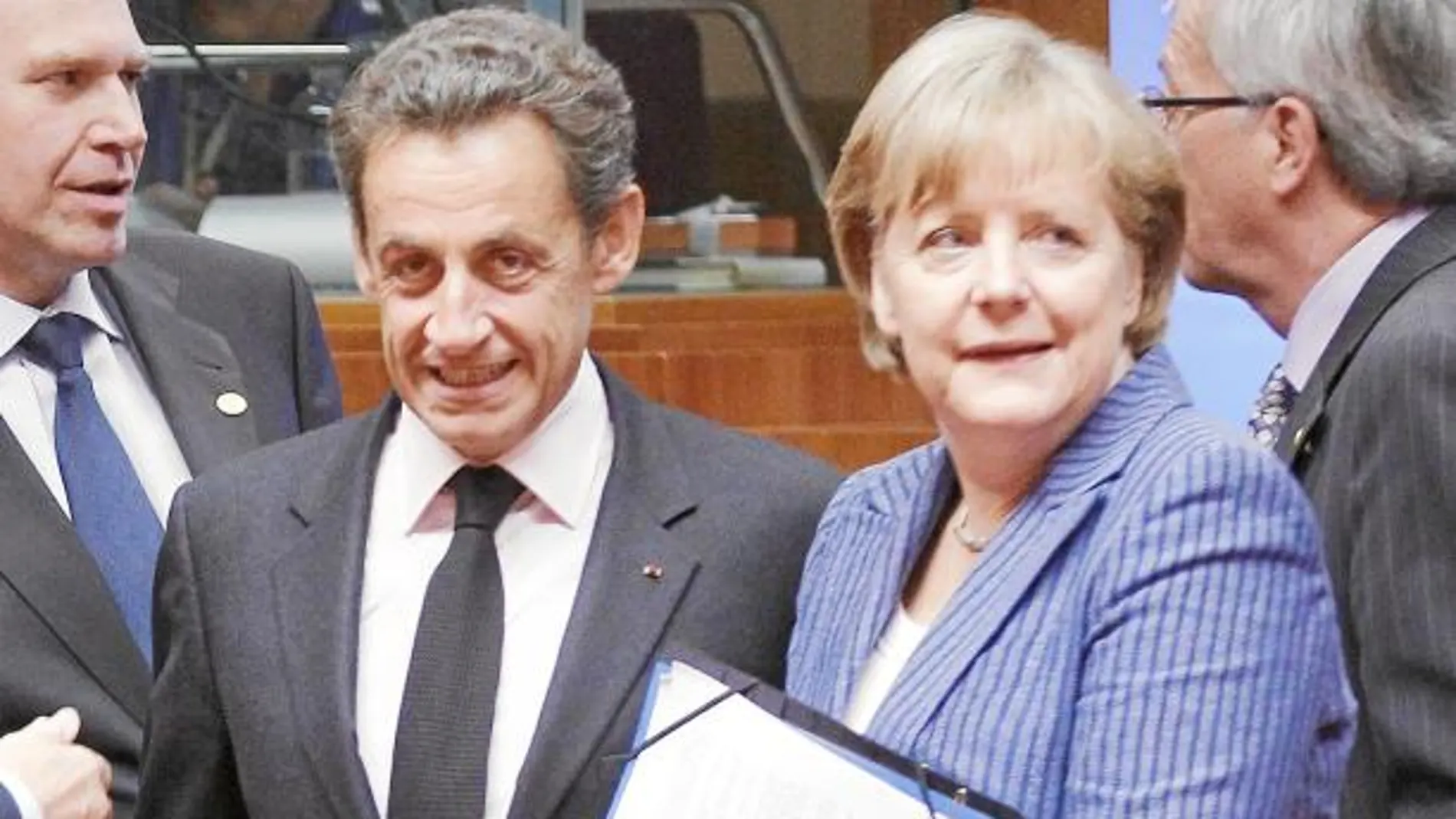 Merkel y Sarkozy saben que la quiebra de Grecia provocaría un «tsunami» financiero