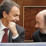 Zapatero, junto a Rubalcaba en una imagen de archivo, está muy molesto con las filtraciones