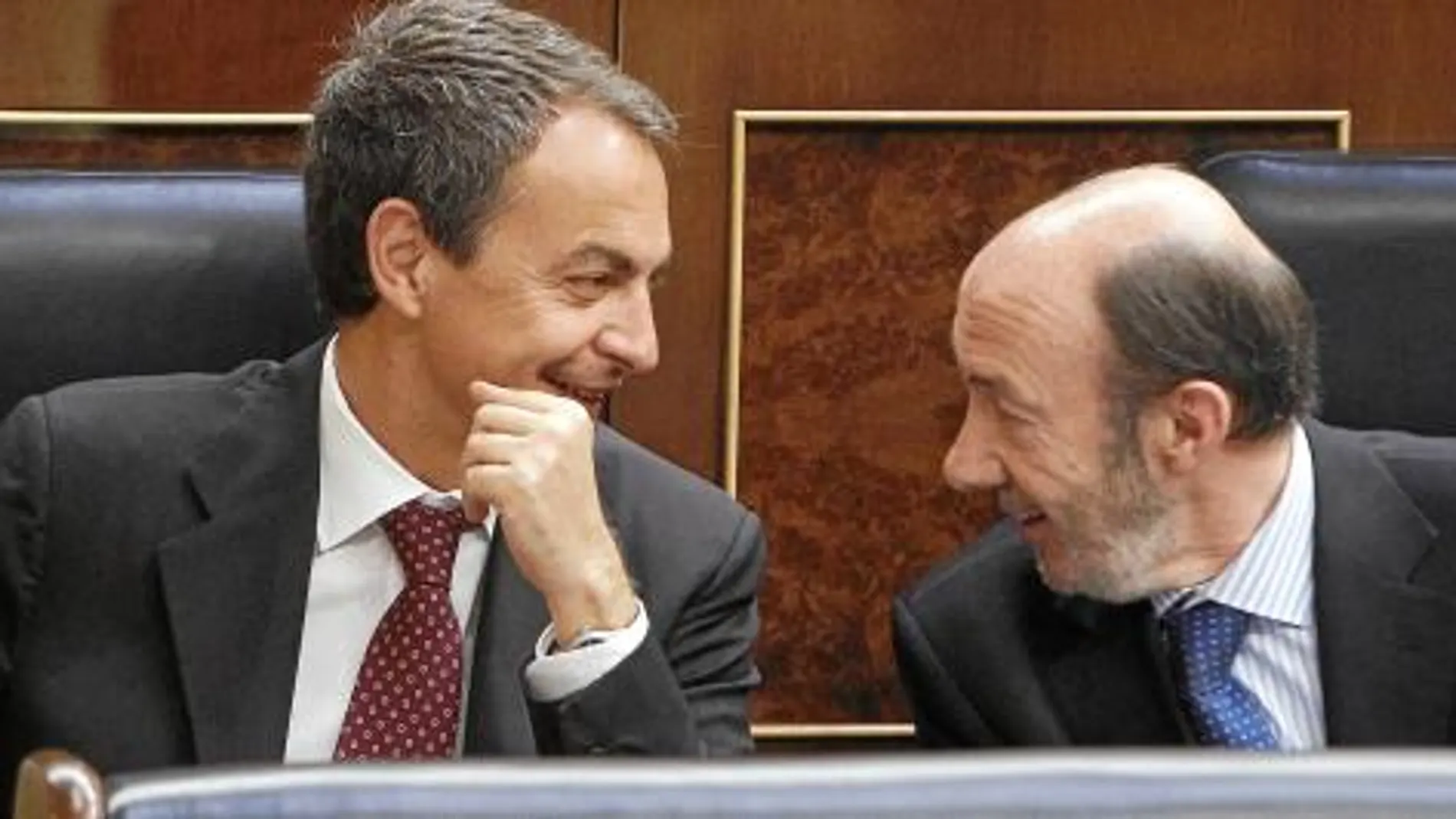 Zapatero, junto a Rubalcaba en una imagen de archivo, está muy molesto con las filtraciones