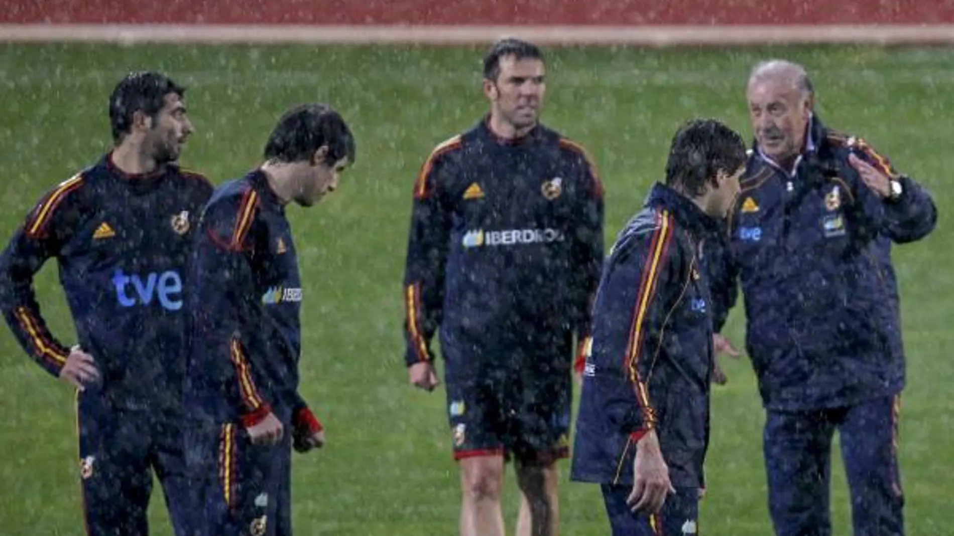 Del Bosque dirige a sus jugadores hoy bajo la lluvia