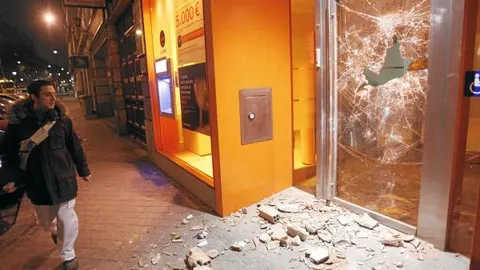 Además de los destrozos en el mobiliario urbano y los negocios de la zona, ocho agentes resultaron heridos