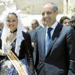 El presidente Camps junto a la Bellea del Foc de 2010, María Ángeles Guijarro, tras asistir a un almuerzo