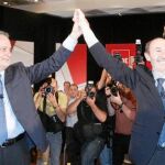 Alfredo Pérez Rubalcaba y José Antonio Griñán, durante el acto de partido que se celebró ayer en un hotel de Sevilla
