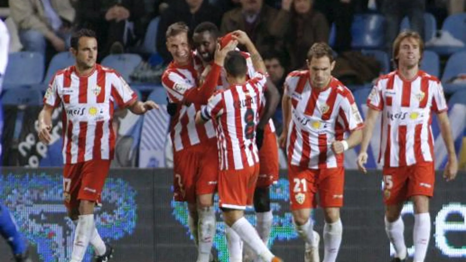 Los jugadores del Almería, celebran el tercer gol del equipo marcado por el delantero sueco Henok Goitom (c)
