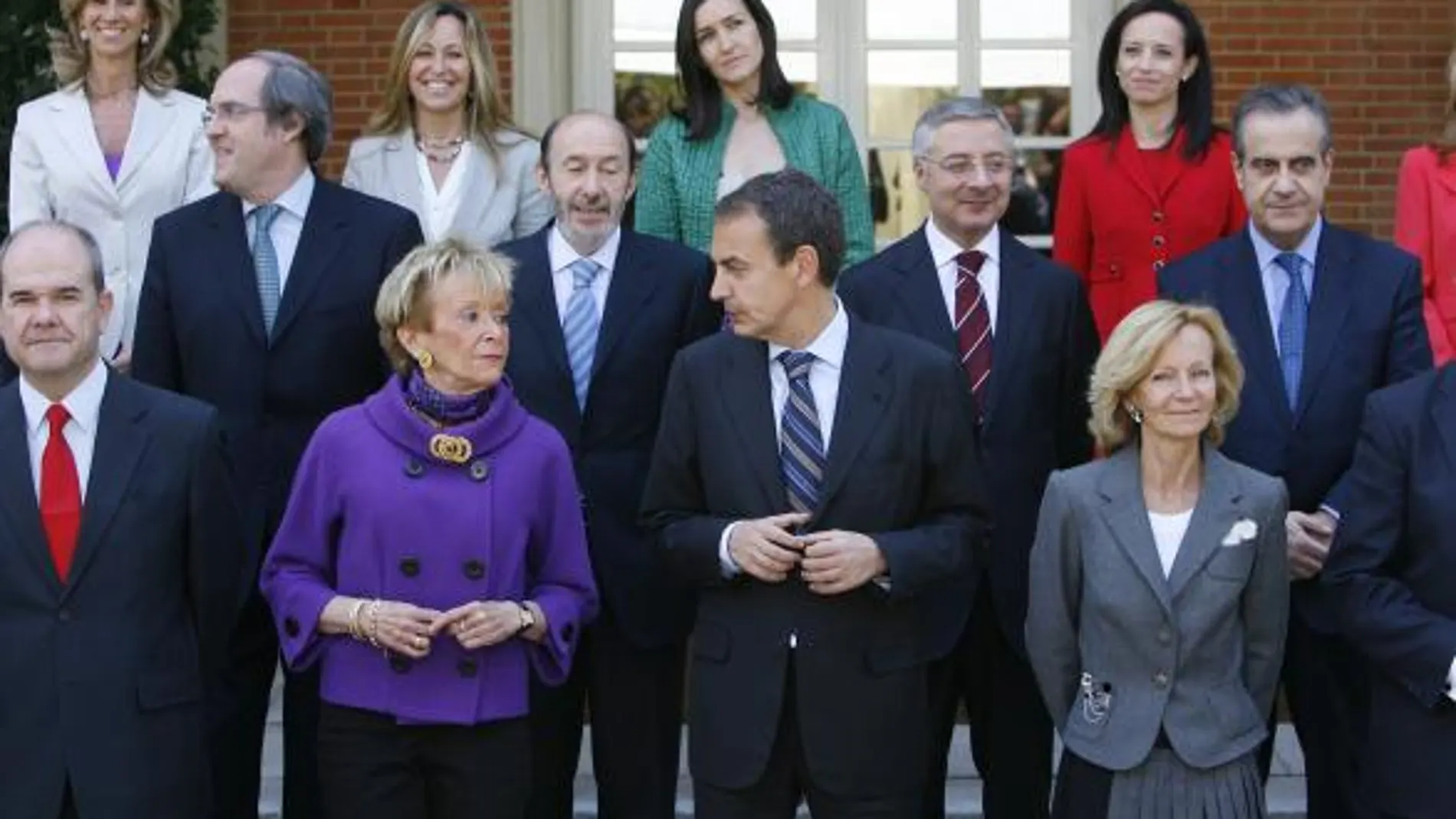 Igualdad, Vivienda, Cultura...o Chaves: ¿Qué le sobra a Zapatero?