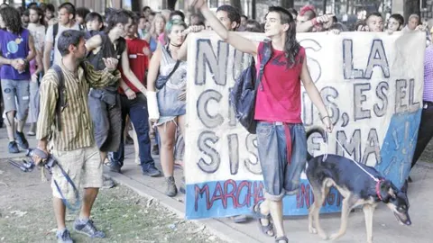 Sol ya no es el único lugar afectado por la anarquía de los «indignados». El Paseo del Prado también está tomado por las tiendas de campaña y la basura