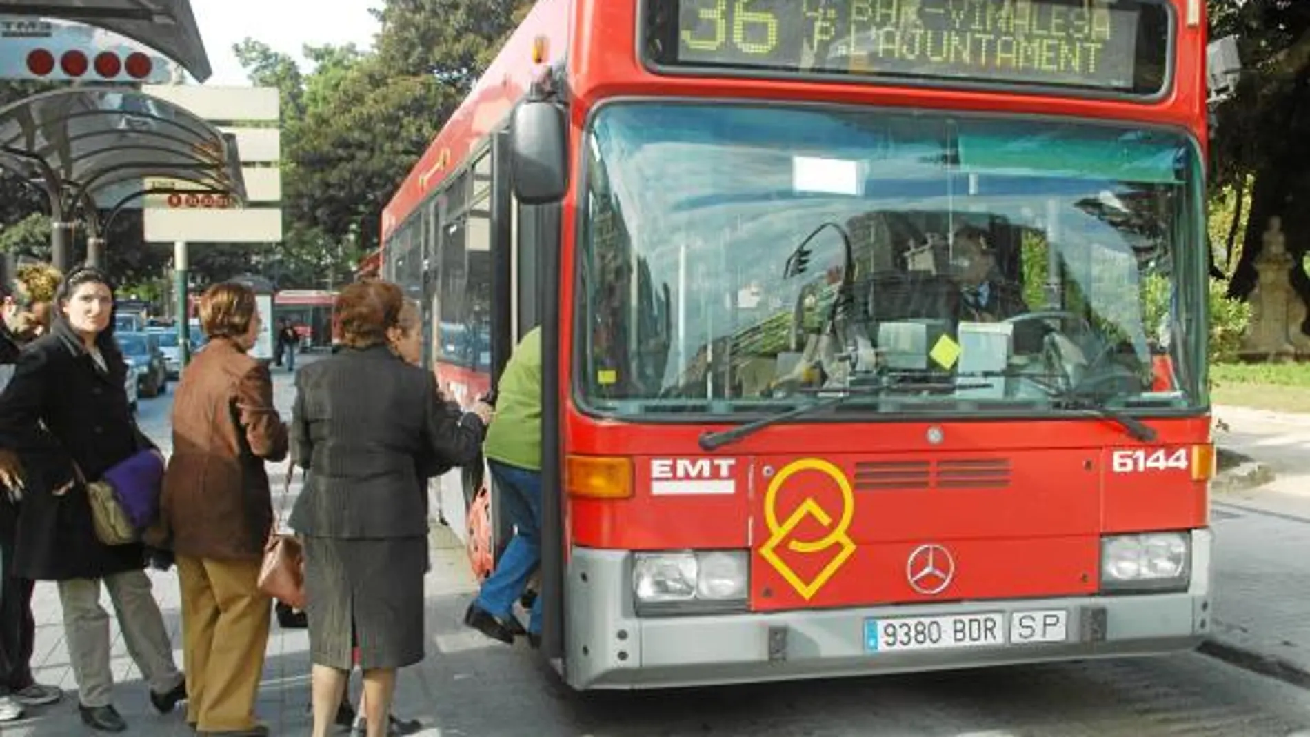 Varias personas, algunas de avanzada edad, suben a un autobús