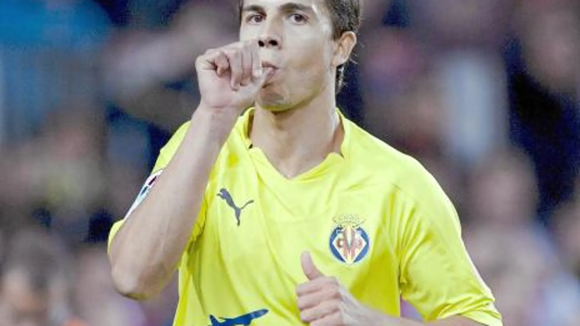 Nilmar celebra un gol del Villarreal. Esta noche saldrá en el equipo titular junto a Rossi, su compañero en la delantera «amarilla»