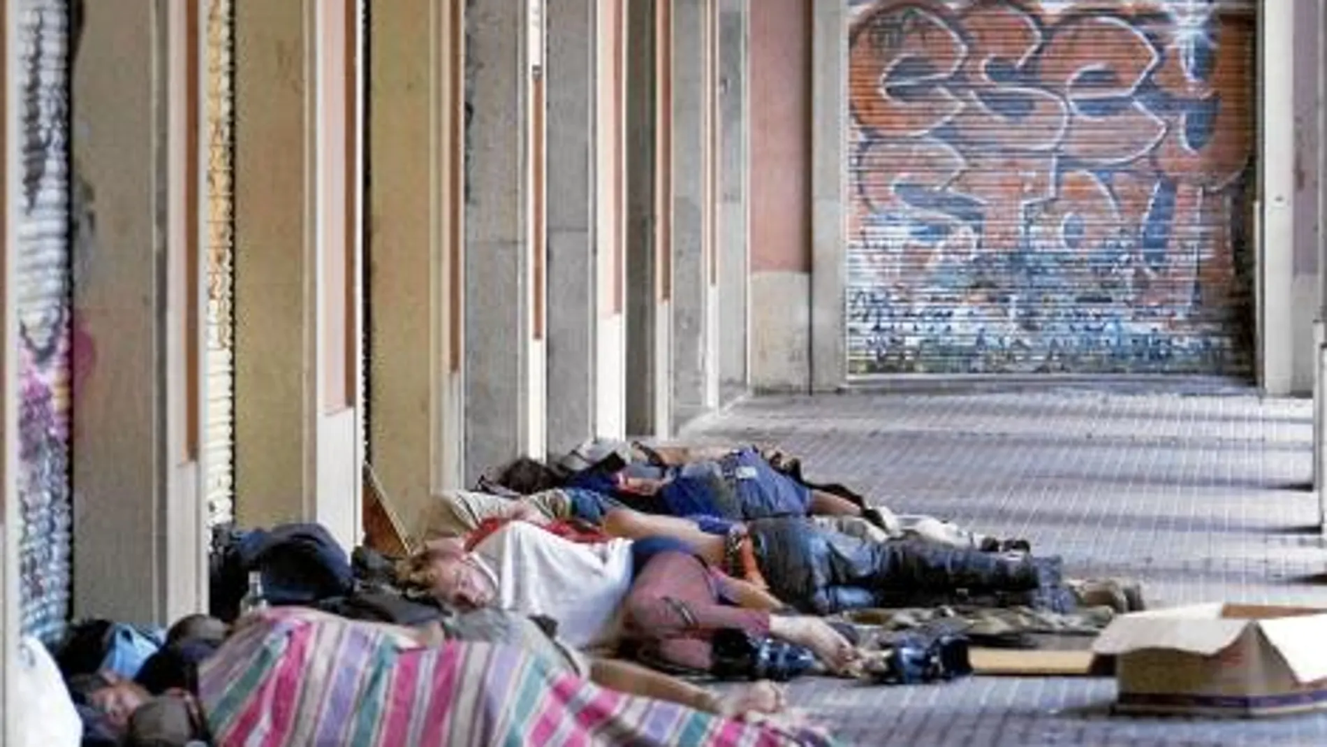 Un grupo durmiendo el verano de 2009 en los recovecos de la plaza Vicenç Martorell.