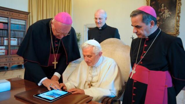 El Papa «impone» sus manos sobre la tableta digital