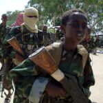 Un grupo de adolescentes pertenecientes a las milicias de Al-Shabab portan armas cerca Mogadiscio