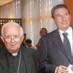 El ex embajador ante la Santa Sede, Francisco Vázquez (a la derecha), presentó al cardenal, quien alabó al político como «católico fiel»