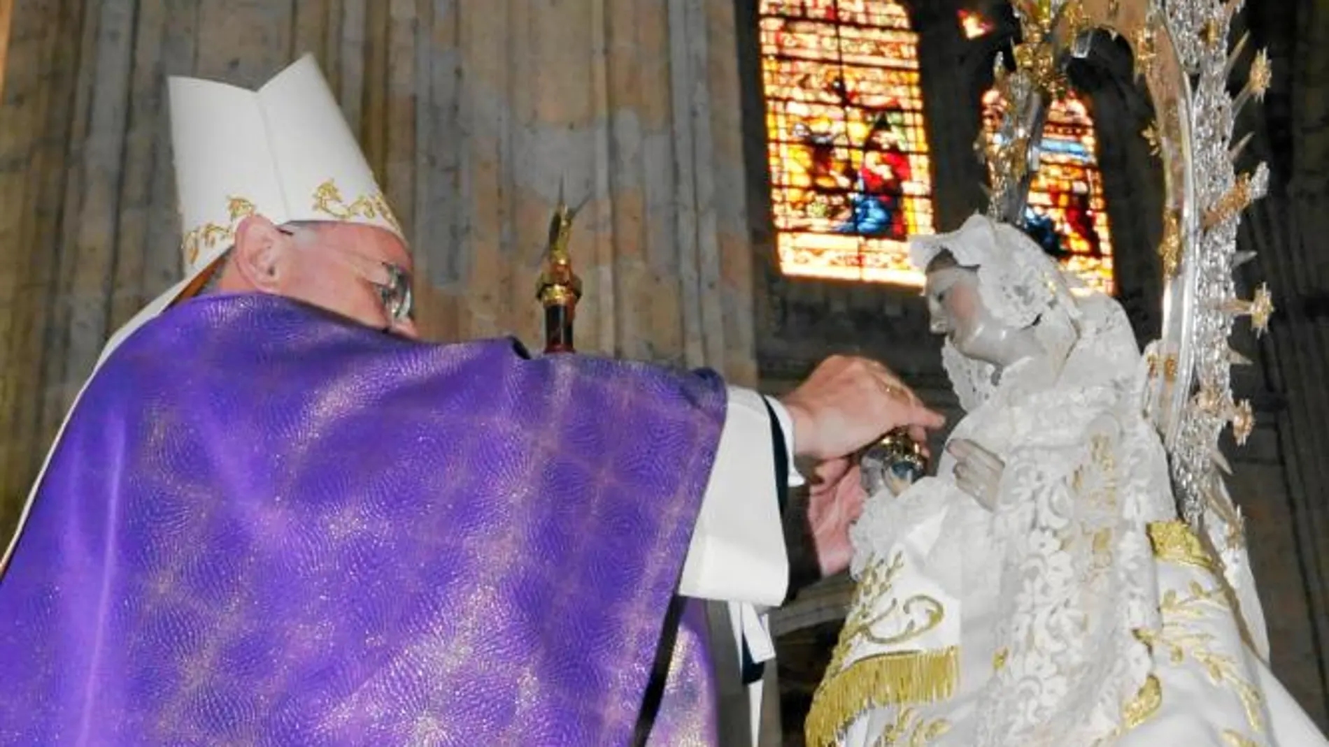 Segovia se echa a la calle para coronar a la Virgen de la Fuencisla