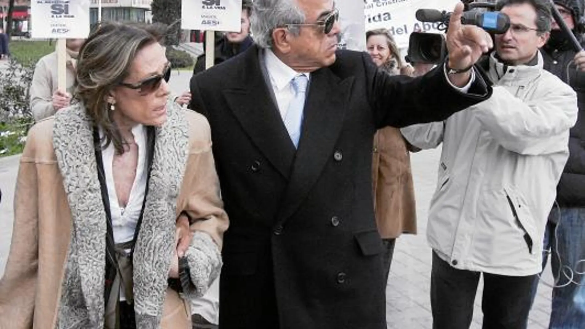 Imagen de archivo de Carlos Morín y su esposa antes de comparecer en los juzgados