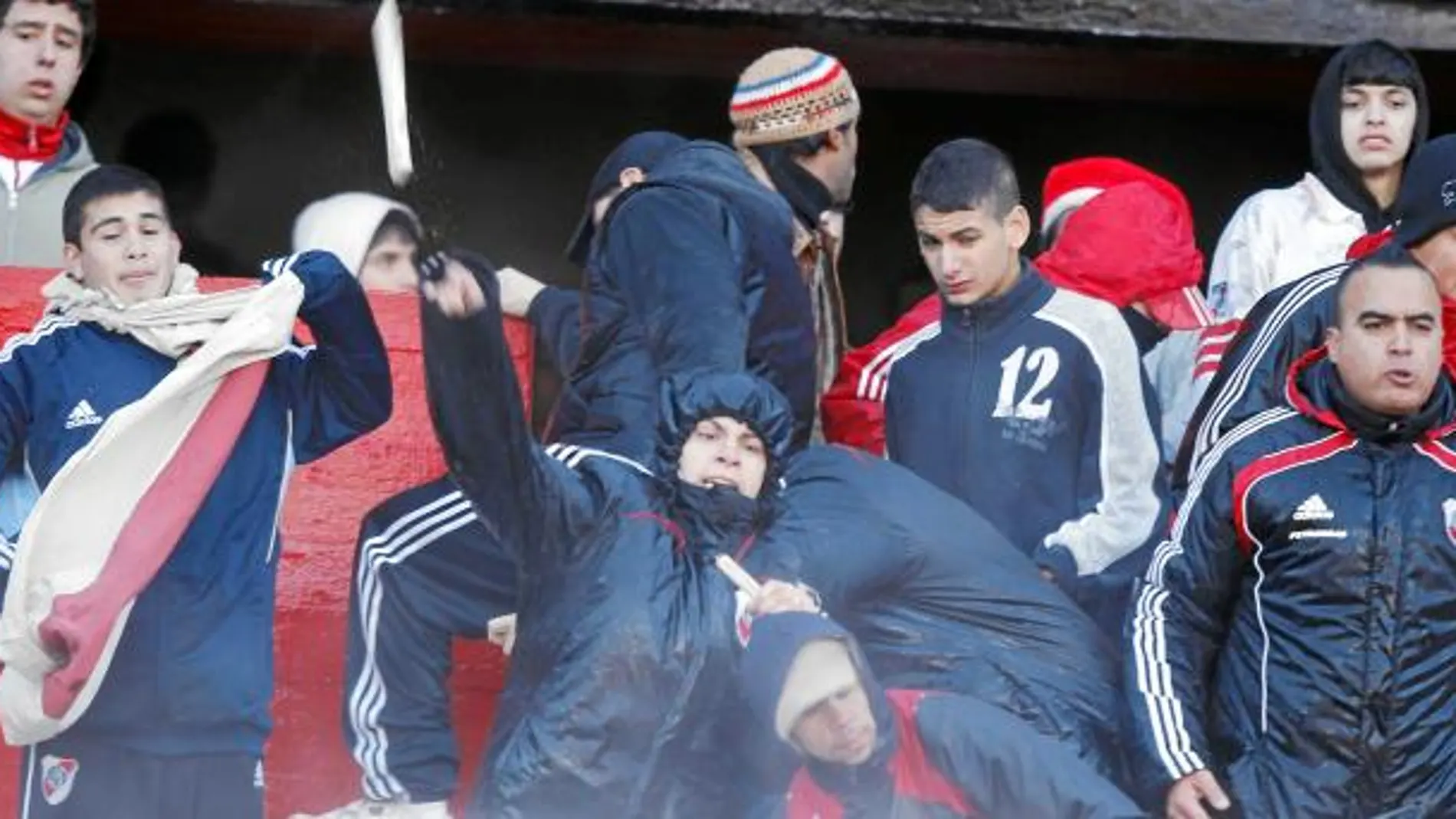 Aficionados de River lanzan objetos a la cancha a la conclusión del partido en el que su equipo descendió a Segunda División