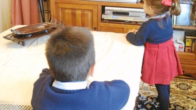 Los menores están expuestos a ciertos contenidos que no se adecúan al horario infantil, establecido entre las 6:00 y las 22:00 horas