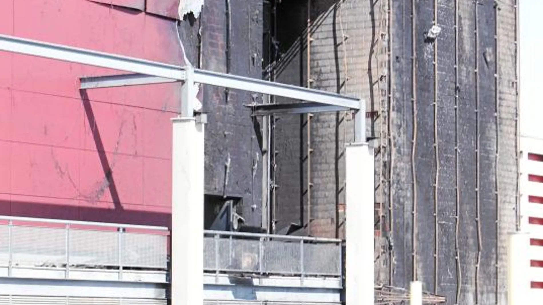Los testigos apuntaron como origen del fuego a un cortocircuito en el cableado de una de las vallas publicitarias de la fachada