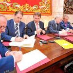 Momento de la firma del pacto por la industria de Burgos entre el alcalde y los empresarios de la ciudad