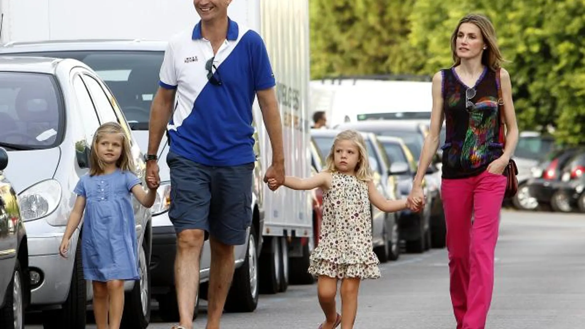 Los príncipes de Asturias, Felipe y Letizia, junto a sus hijas, Leonor (i) y Sofía, a su llegada al club Naútico de Palma