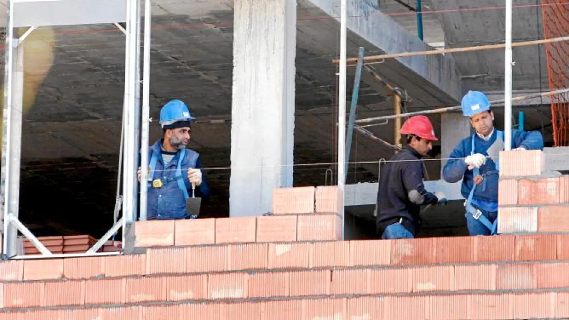 El sector de la construcción ha sido el que ha encadenado el mayor descenso de paro en el último mes
