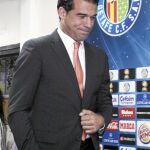 Luis García llega a la sala de prensa del Coliseum justo antes de su presentación oficial como técnico azulón
