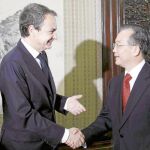 El presidente del Gobierno, José Luis Rodríguez Zapatero, saluda al primer ministro chino, Wen Jiabao