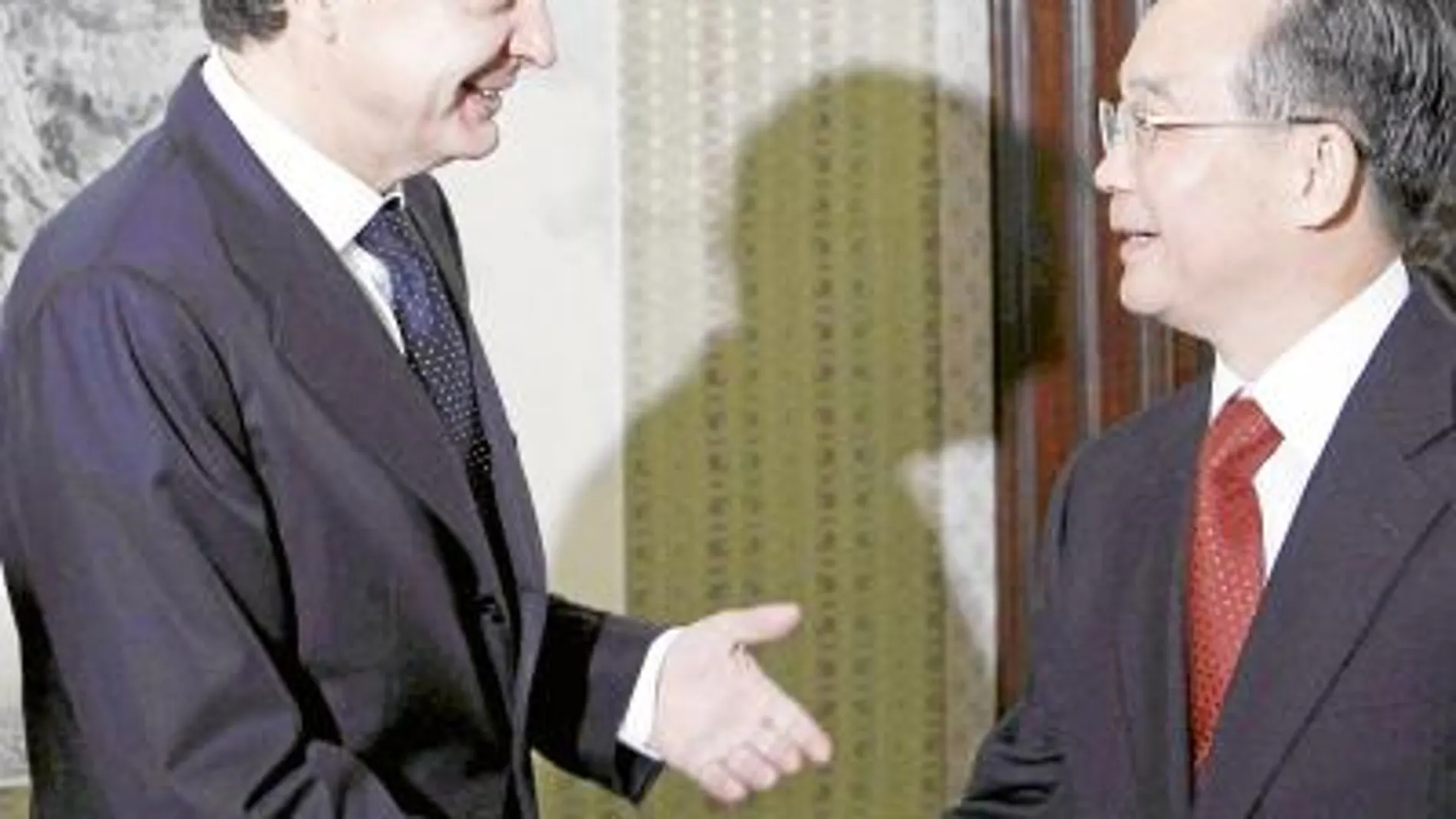 El presidente del Gobierno, José Luis Rodríguez Zapatero, saluda al primer ministro chino, Wen Jiabao