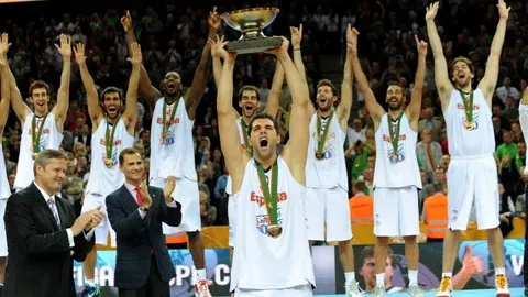 El jugador español Felipe Reyes (c) celebra con el trofeo tras la victoria del equipo ante Francia
