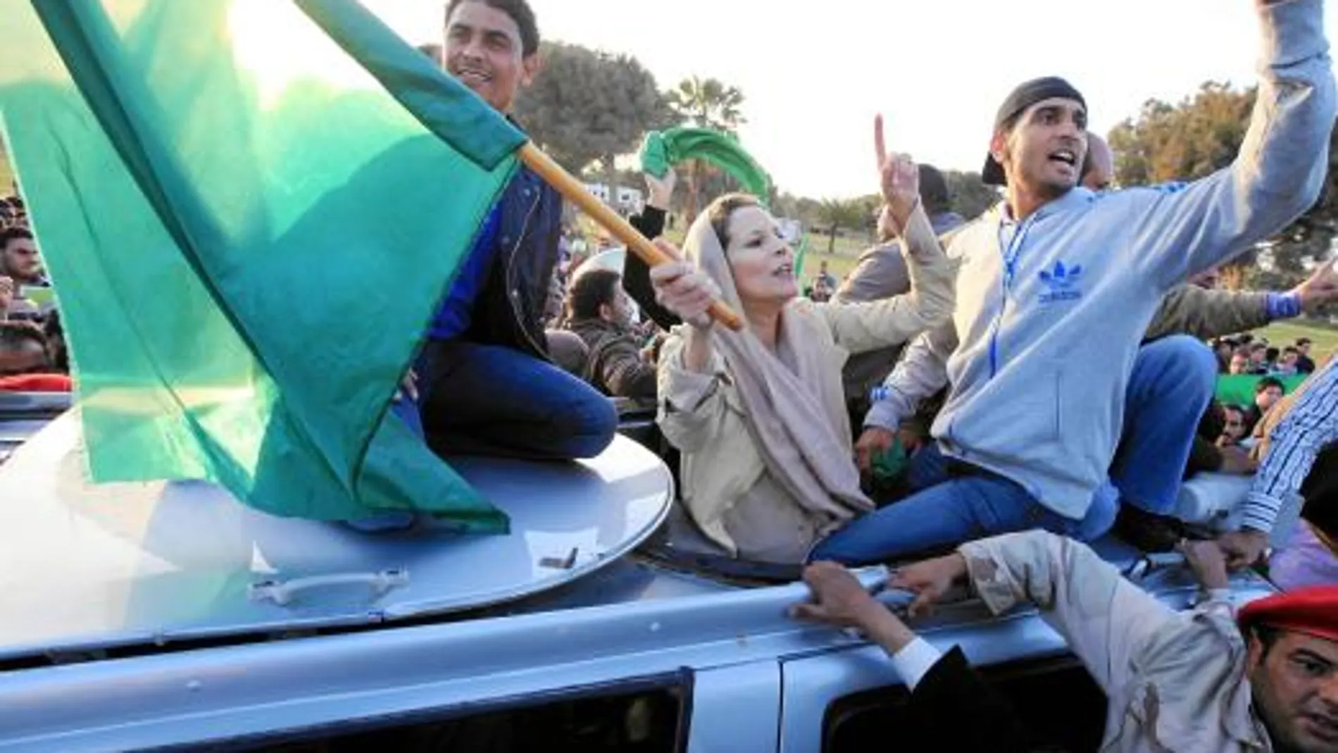Aisha Gadafi, la hija del dictador, hace de escudo humano en Trípoli