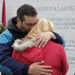 Familiares de una de las víctimas en la inauguración del monumento en El Pozo