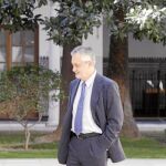 José Antonio Griñán, ayer, en los jardines del Parlamento de Andalucía