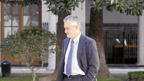 José Antonio Griñán, ayer, en los jardines del Parlamento de Andalucía