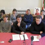Los miembros de Batasuna no dejan de hacerse notar y ayer convocaron una rueda de prensa en Bayona tras aceptar Francia la extradición a España de uno de sus compañeros