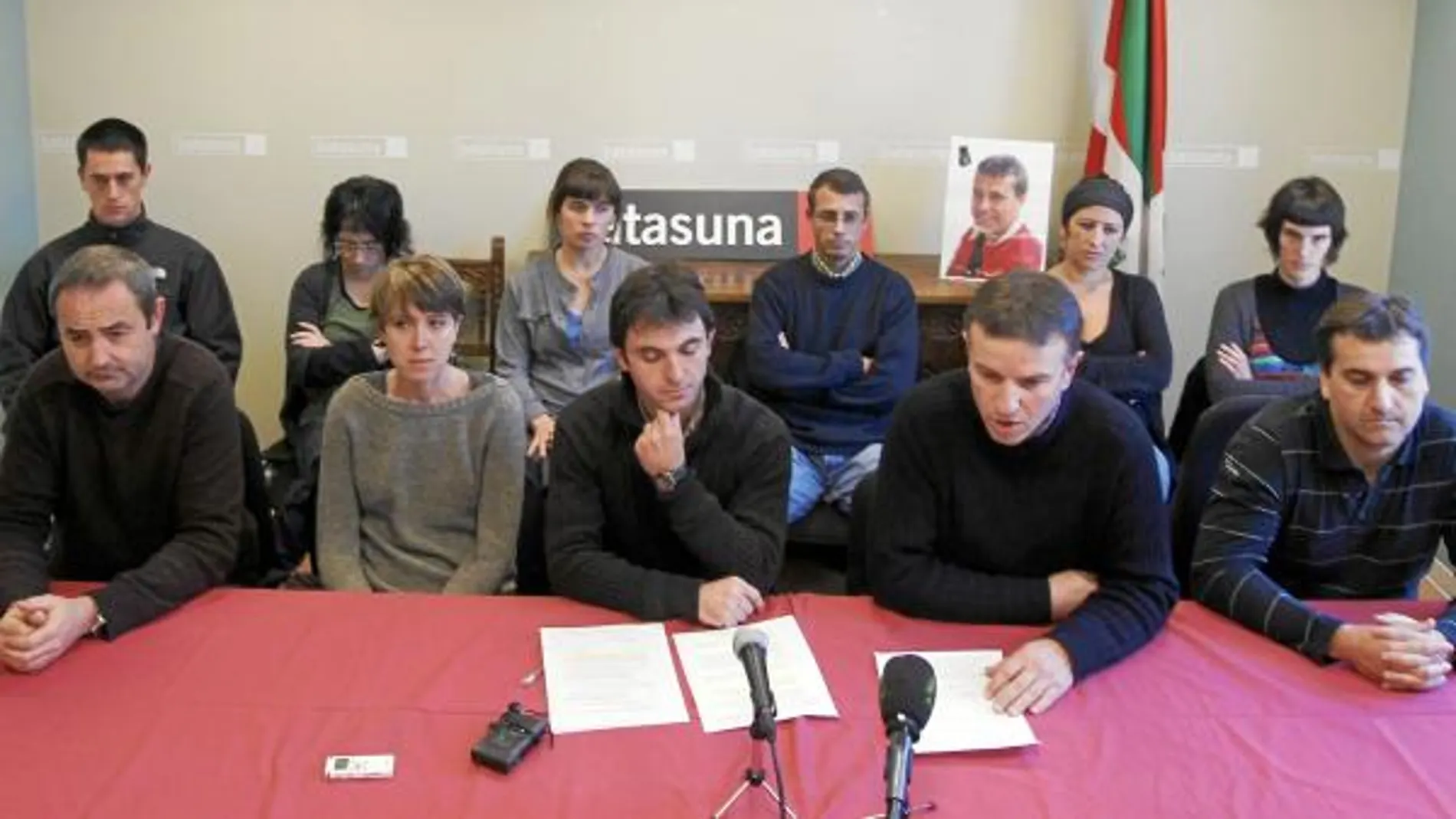 Los miembros de Batasuna no dejan de hacerse notar y ayer convocaron una rueda de prensa en Bayona tras aceptar Francia la extradición a España de uno de sus compañeros