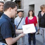 Dirigentes de EA, Aralar y Alternatiba, entregaron ayer en Instituciones Penitenciarias un documento con reivindicaciones para los presos de la banda terrorista