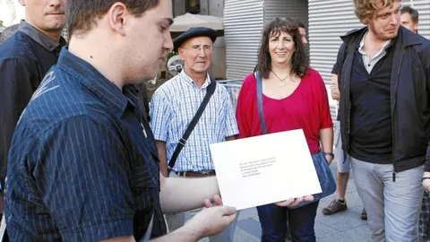 Dirigentes de EA, Aralar y Alternatiba, entregaron ayer en Instituciones Penitenciarias un documento con reivindicaciones para los presos de la banda terrorista