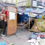 El campamento de los «indignados» se ha convertido en un foco de pulgas y chinches, las cuales ya han afectado a uno de los quiosqueros de la plaza.