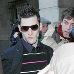 Samuel Benítez a la entrada del juzgado en Sevilla