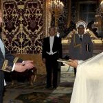 El saharaui Ahmedu Uld Suilem (d), durante la presentación hoy al rey Juan Carlos, en el Palacio Real de Madrid, de las cartas credenciales como nuevo embajador de Marruecos en España, un puesto que estaba vacante desde hace un año.
