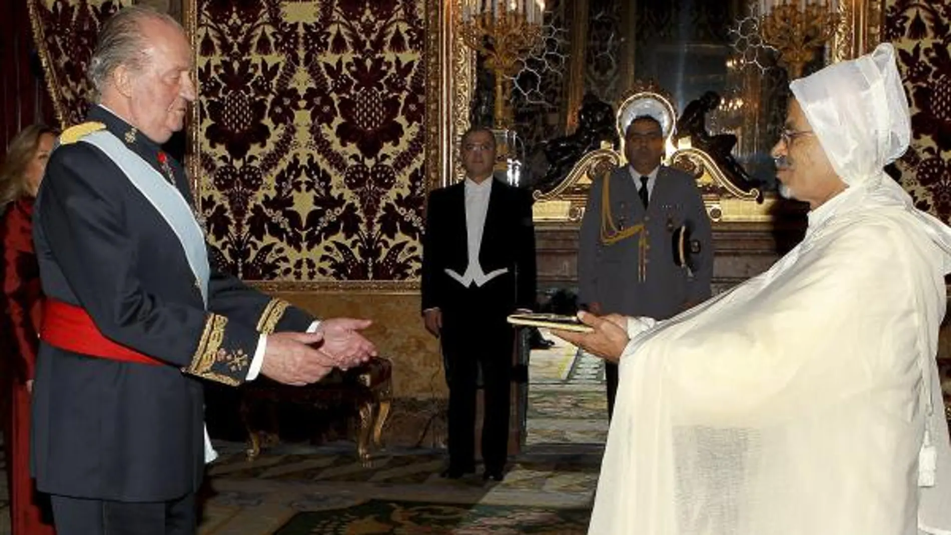 El saharaui Ahmedu Uld Suilem (d), durante la presentación hoy al rey Juan Carlos, en el Palacio Real de Madrid, de las cartas credenciales como nuevo embajador de Marruecos en España, un puesto que estaba vacante desde hace un año.