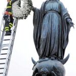 Un bombero honra a la imagen de la Inmaculada en la Plaza de España de Roma