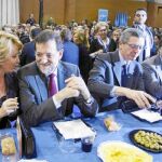 Aguirre, Rajoy, Gallardón y González en la cena del PP, que consistió en paella servida en menaje de plástico