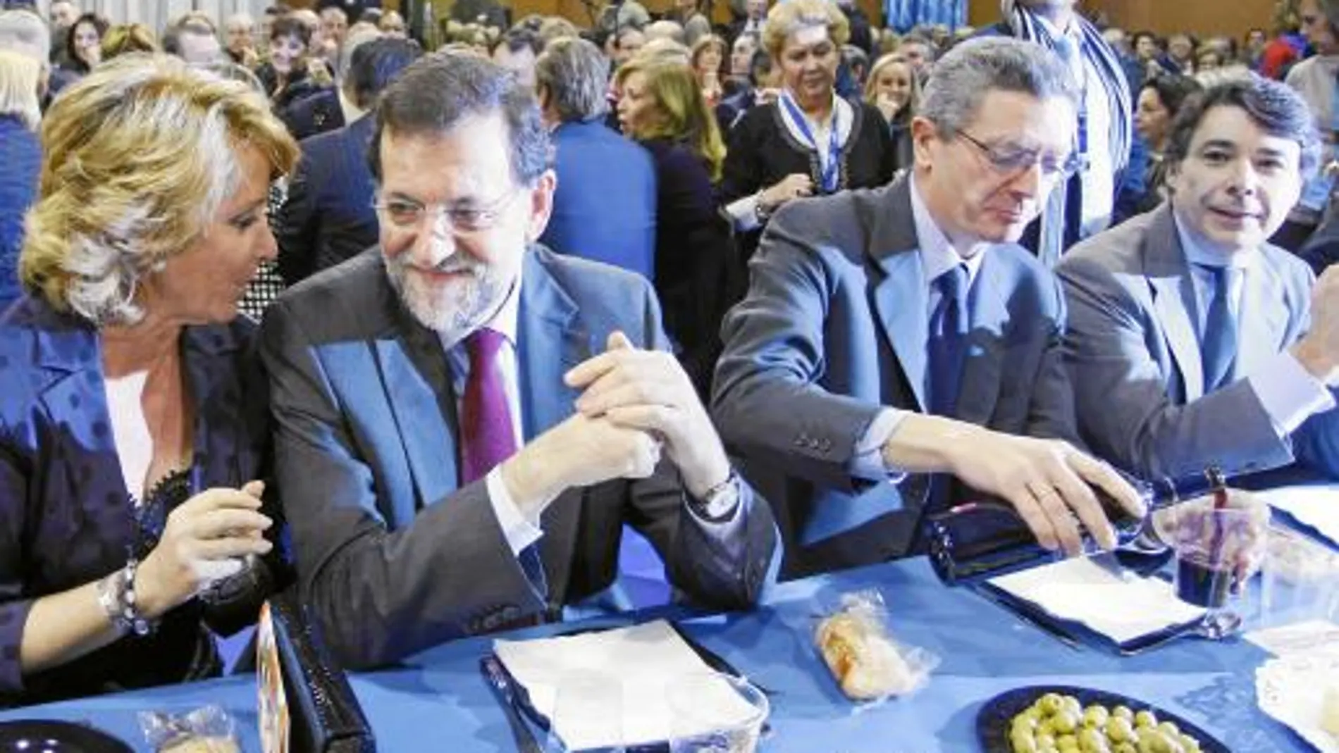 Aguirre, Rajoy, Gallardón y González en la cena del PP, que consistió en paella servida en menaje de plástico