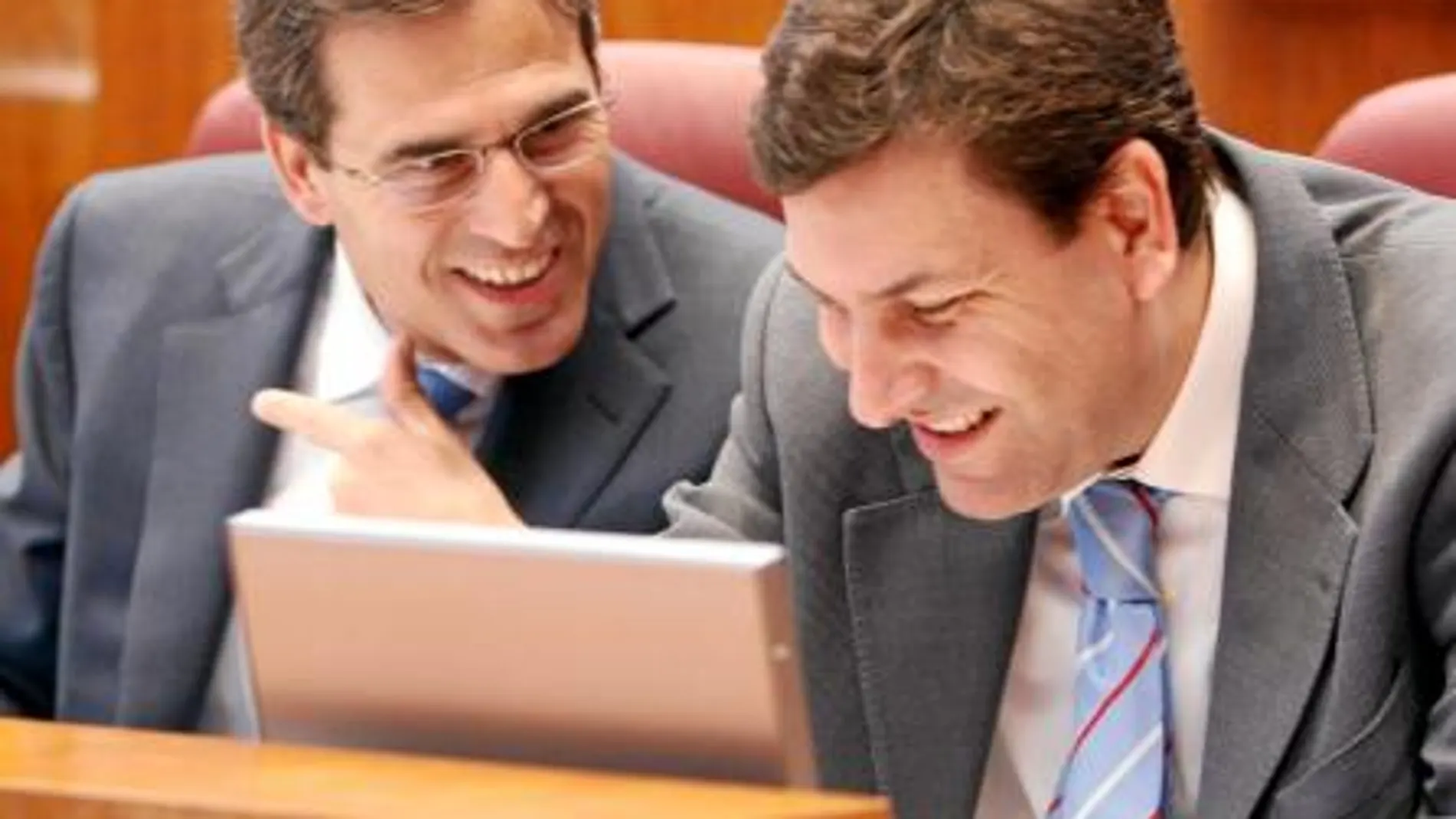 El presidente del PP palentino, Carlos Fernández Carriedo, junto al coordinador de estos foros, Juan José Sanz Vitorio